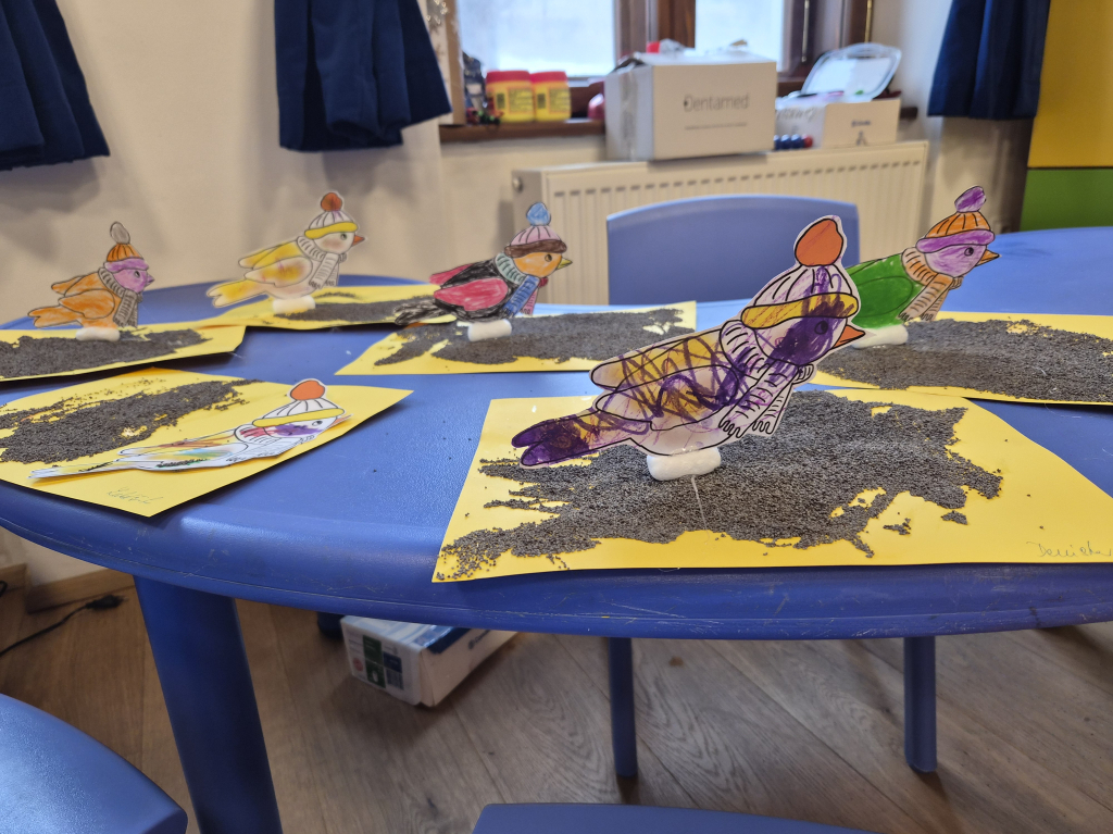 Minimateřinka krmení ptáčků1.jpg